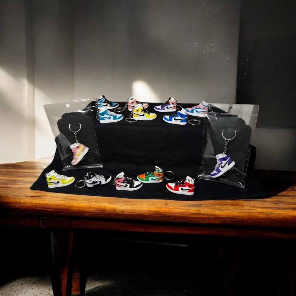 Mini Sneaker Keychain Multicolor - Picture 2 of 3